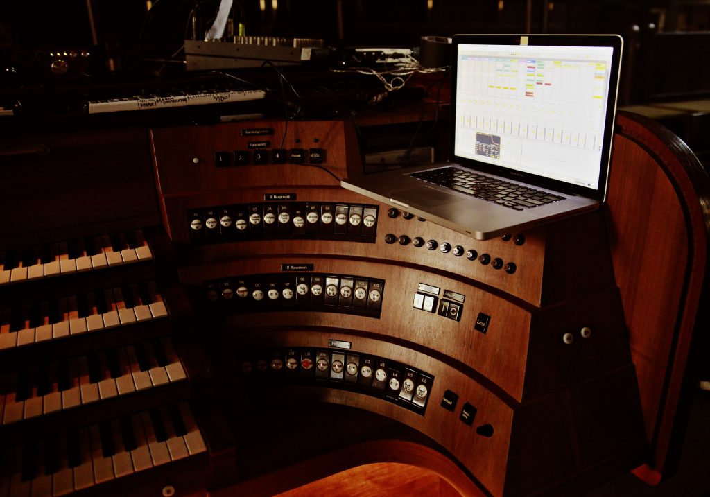 detail of gamut inc´s AGGREGATE at Auenkirche Berlin (laptop on organ console) 